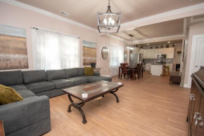 Luxe 6BR Escape Sleeps 24, Private Parking only 5min to Mid&Dtwn ATL